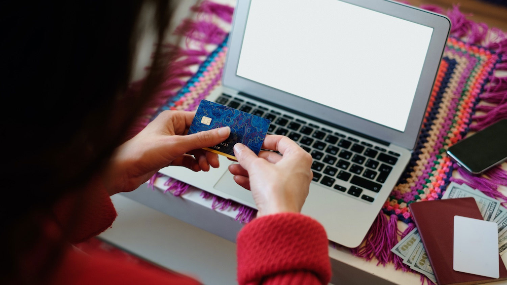 Usuaria realizando una compra online